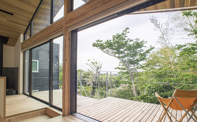 大きな窓からテラスと庭を望む